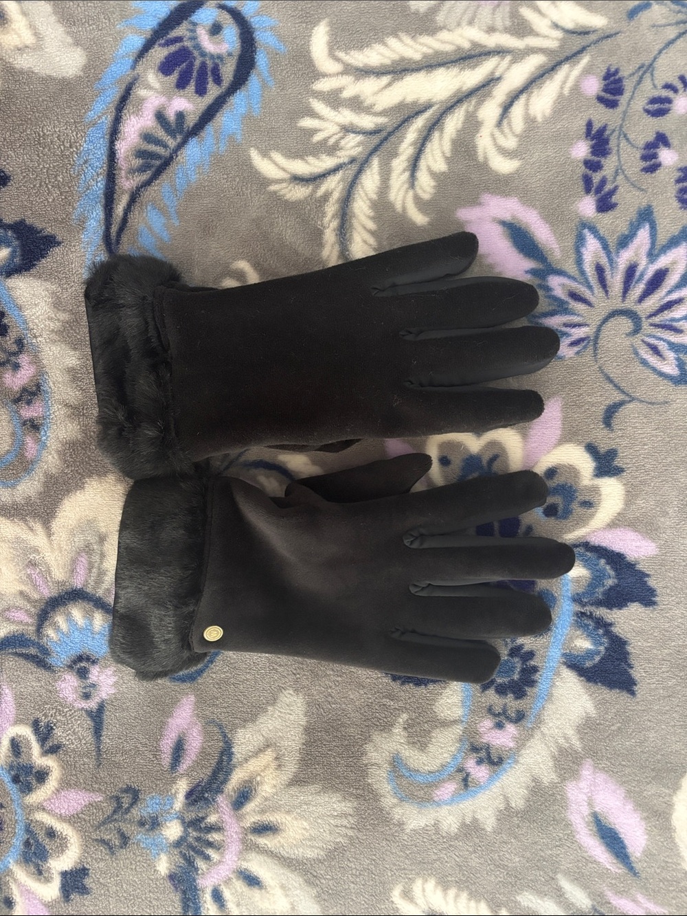 Women’s black gloves